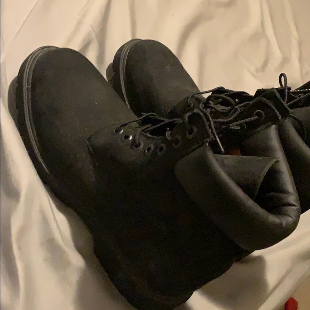 Good condition black timberlands boots